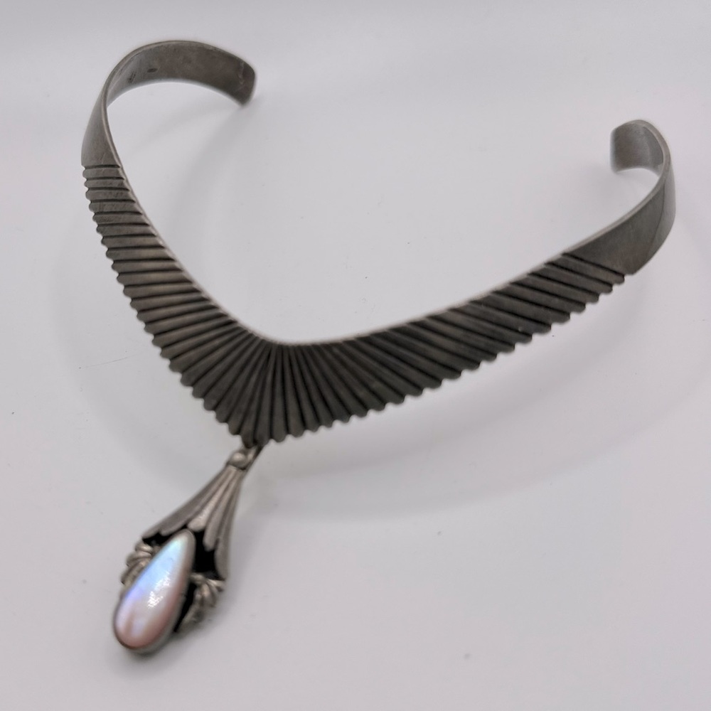 Vtg Art Deco sterling silver neck cuff, pink opal/mother of pearl necklace - Picture 2 of 8
